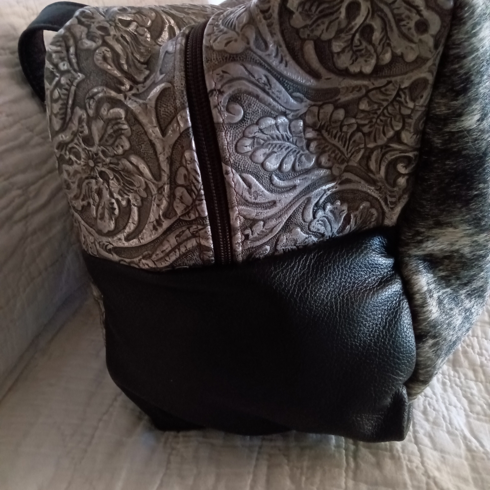 KEEP IT GYPSY "BERTHA" Elegant Silver and Black Patterned Duffle Bag NWOT - Picture 9 of 15
